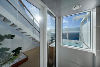 Helles und geräumiges Zimmer mit Meerblick und Treppe | MSC Cruises