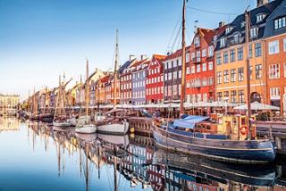 Des bâtiments colorés bordent le canal pittoresque de Nyhavn, Copenhague, reflétant une atmosphère estivale vibrante | MSC Croisières