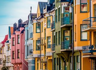Des bâtiments colorés aux façades distinctes bordent une rue à Helsinki, révélant le charme de l'Europe du Nord | MSC Croisières