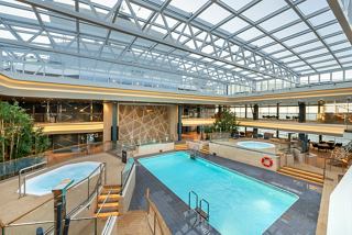 Der Innenbereich des Bamboo Pools verfügt über einen geräumigen Pool, umgeben von Whirlpool-Bädern und einem ausfahrbaren Glasdach | MSC Cruises