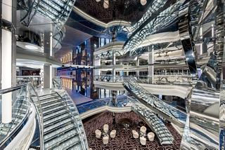 Ein atemberaubender Blick auf das Infinity Atrium an Bord der MSC Euribia, das elegantes Design und einladende öffentliche Räume zeigt | MSC Cruises