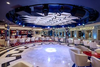 Eine lebhafte Bar- und Lounge-Area mit eleganten Sitzgelegenheiten, ideal zum Geselligkeit und Genießen der Atmosphäre | MSC Cruises