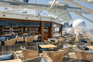 Ein moderner Speisesaal mit einer gemütlichen Atmosphäre und stilvollen Tischen | MSC Cruises