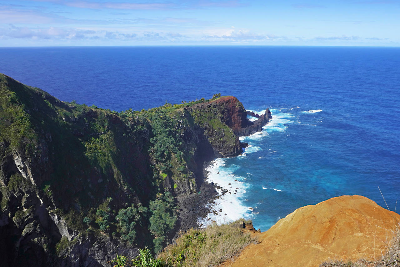 Atemberaubender Blick auf Klippen, die auf das Meer in der Bounty-Bucht, Pitcairn-Insel, treffen, perfekt für Erkundung und Abenteuer | MSC Cruises