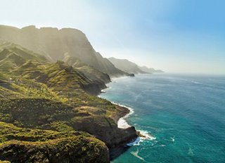 Atemberaubender Blick auf die Küste von Gran Canaria mit Klippen und türkisfarbenem Wasser | MSC Cruises