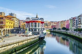 Une vue vibrante du marché La Ribera le long de la rivière à Bilbao, mettant en valeur des bâtiments colorés sous un ciel dégagé | MSC Croisières