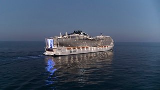 Die MSC World Europa gleitet anmutig durch ruhige Gewässer unter einem Dämmerungshimmel | MSC Cruises