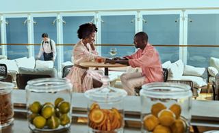 Ein Paar genießt Cocktails zusammen in der Elixir - Mixology Bar an Bord der MSC World Europa in einer warmen Atmosphäre | MSC Cruises