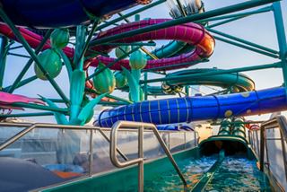 Emocionantes toboganes de agua se retuercen a través del parque acuático Aurora Borealis en el MSC World Europa, invitando a la diversión y la aventura | MSC Cruceros