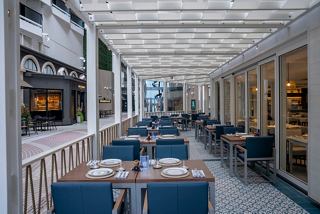Un elegante comedor al aire libre con mesas y sillas, invitando a los huéspedes a disfrutar de una comida al aire libre | MSC Cruceros