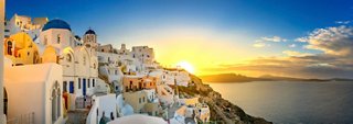 Magnifique panorama d'Oia à Santorin avec le lever du soleil sur la mer | MSC Croisières