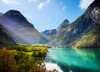 Impresionante vista del fiordo de Geiranger, rodeado de majestuosas montañas y aguas cristalinas | MSC Cruceros