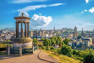 Vue panoramique de South Queensferry avec un beau parc vert et un monument | MSC Croisières