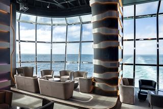 Ein helles und einladendes Unterhaltungsbereich mit großen Glasfenstern mit Blick auf das Meer | MSC Cruises