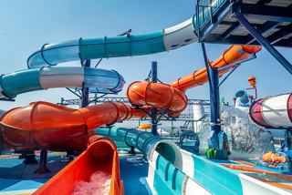 Wasserpark mit lebhaften Wasserrutschen, die Spaß und Abenteuer für alle Altersgruppen unter dem hellen Himmel bieten | MSC Cruises