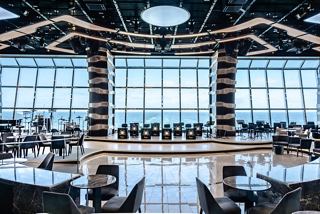 Die moderne Carousel Lounge bietet einen inspirierenden Blick auf das Meer für angenehme Abende | MSC Cruises