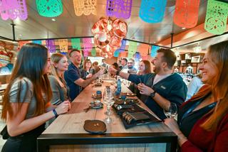 Los huéspedes disfrutan de bebidas y conversaciones en Hola! Tacos & Cantina en MSC Euribia, creando momentos memorables juntos | MSC Cruceros