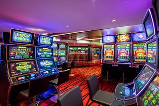 Ein lebendiger Casino-Bereich mit bunten Spielautomaten und beleuchteten Bildschirmen für spannende Unterhaltung | MSC Cruises