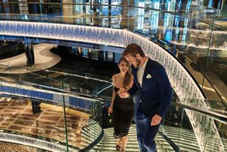 Una pareja comparte un momento romántico en la escalera Swarovski a bordo del MSC Seashore | MSC Cruceros