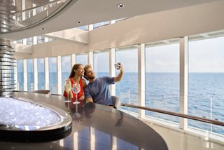 Un couple profite d'un moment ensemble tout en prenant un selfie avec une vue imprenable sur la mer en arrière-plan | MSC Cruises