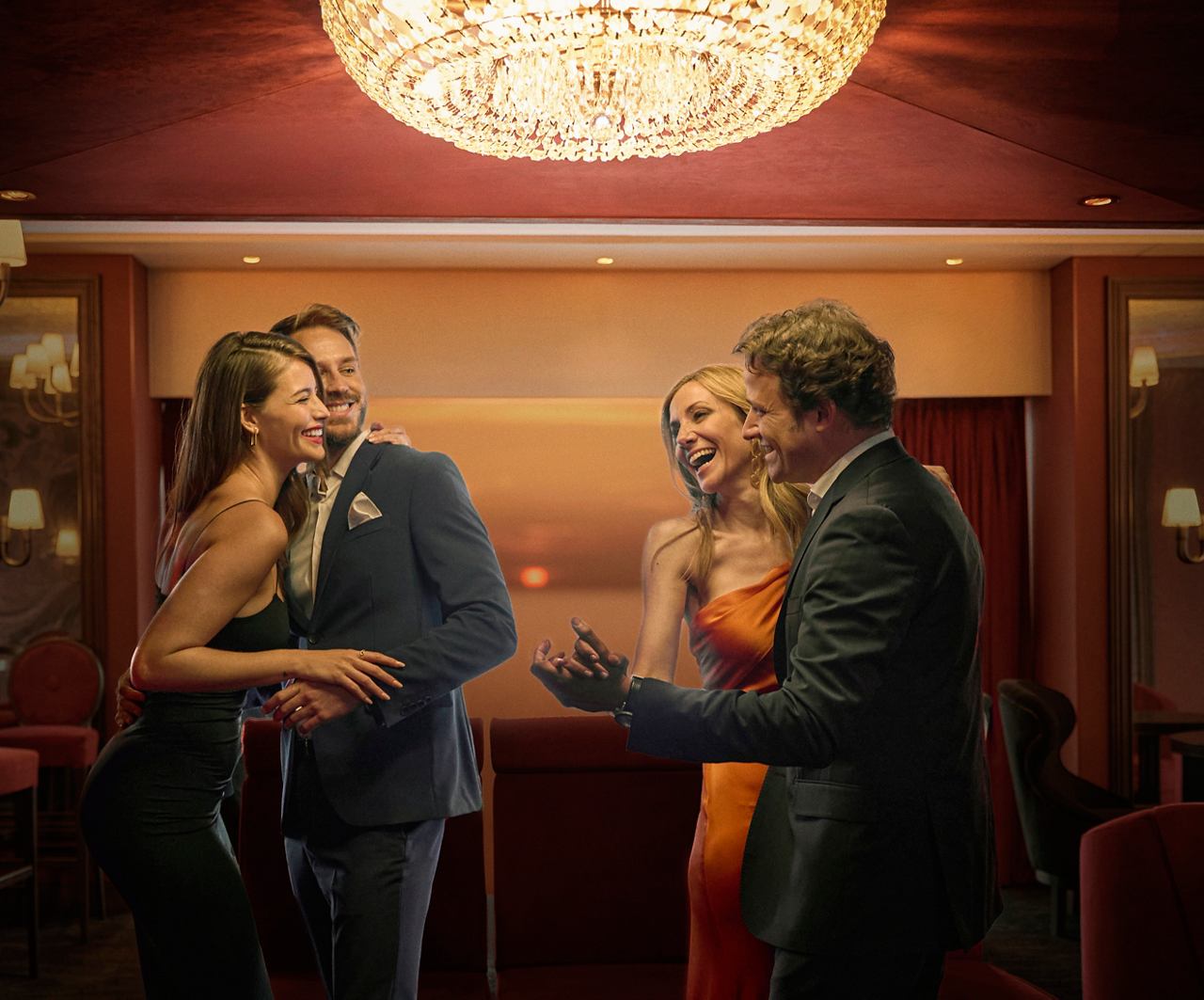 Guests enjoying lively conversations in an elegant lounge aboard MSC Seashore, creating memorable moments together | MSC Croisières
