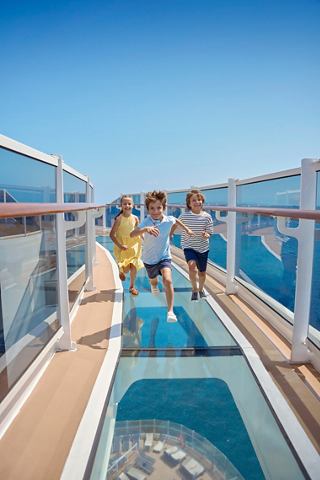 Kinder genießen lustige Momente, während sie über das Deck der MSC Seashore rennen, umgeben von atemberaubenden Meerblicken | MSC Cruises