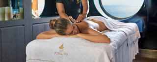 Ein Paar genießt gemeinsam eine entspannende Spa-Behandlung in einer ruhigen Umgebung | MSC Cruises