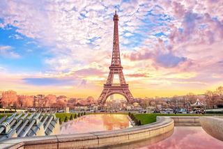 Der Eiffelturm steht majestätisch vor einem lebhaften Sonnenuntergangshimmel und lädt zur Erkundung und zum Staunen ein | MSC Cruises