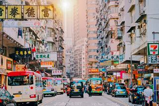 Strada animata a Hong Kong con veicoli e persone circondati da alti edifici | MSC Crociere
