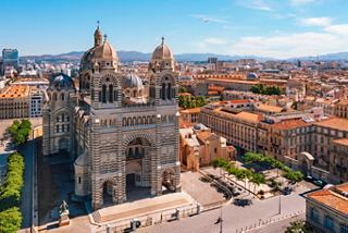 Ein atemberaubender Blick auf die Kathedrale de la Major in Marseille, die ihre beeindruckende Architektur vor klarem Himmel zeigt | MSC Cruises