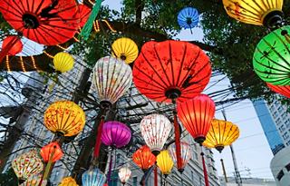 Des lanternes vietnamiennes colorées illuminent les rues de Manille lors d'une célébration festive | MSC Cruises