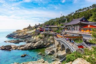 Una serena vista costiera del tempio Haedong Yonggungsa a Busan, Corea del Sud, che invita all'esplorazione e all'avventura | MSC Crociere