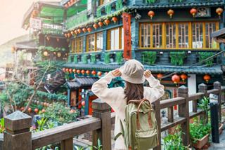 Donna posa davanti a una tradizionale casa da tè a Jiufen, Taiwan | MSC Crociere
