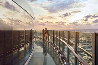 Ein Paar genießt einen ruhigen Sonnenuntergang auf der Infinity Bridge mit Blick auf das Meer auf der MSC Seashore | MSC Cruises