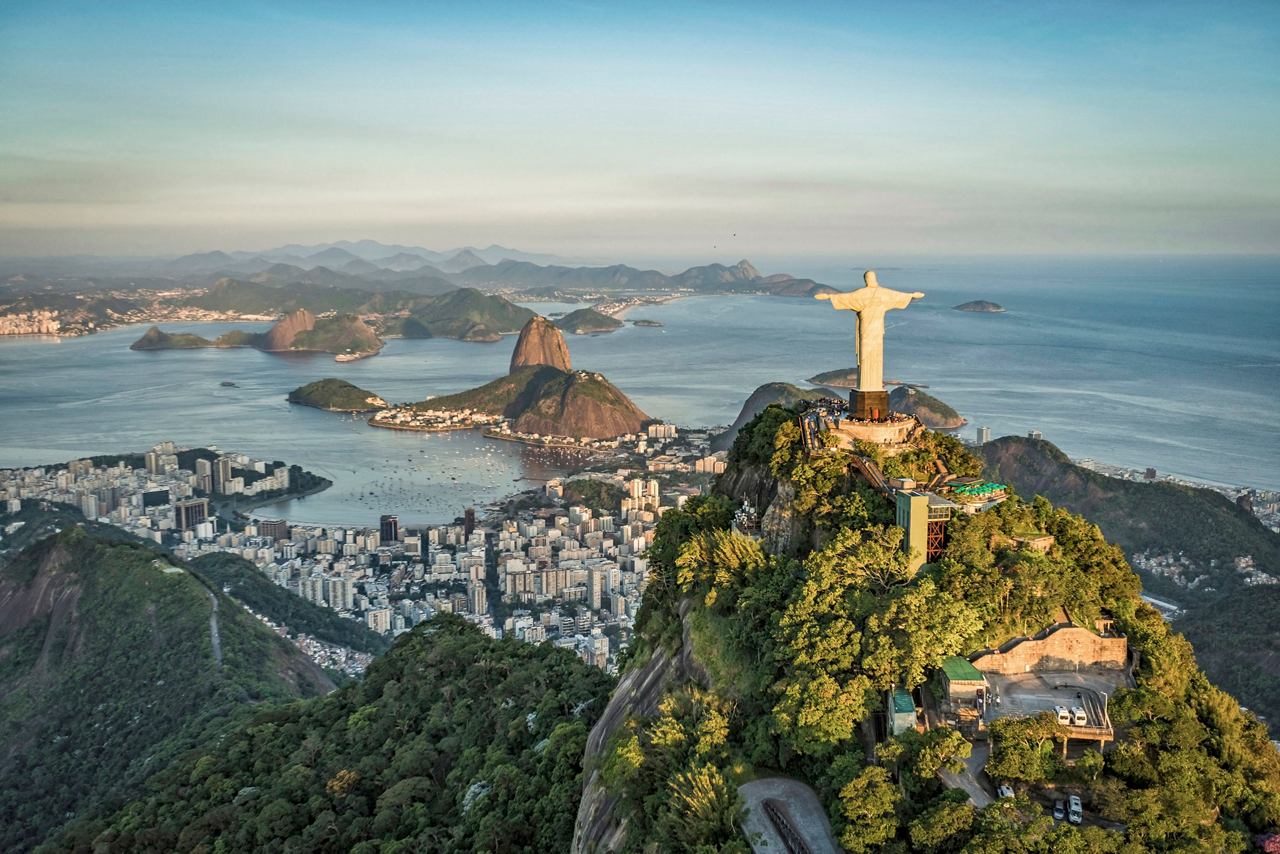 Vue aérienne de Rio de Janeiro mettant en avant la statue emblématique du Christ Rédempteur surplombant le paysage côtier vibrant | MSC Cruises