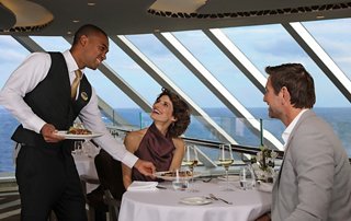Una pareja cena en un restaurante de un barco de crucero | MSC Cruceros