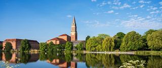 Ruhiger See mit dem Turm des Hiroshimaparks in Kiel | MSC Cruises