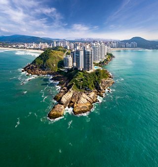 Panoramablick auf die Küste von Guaruja mit Wolkenkratzern und dem Meer | MSC Cruises