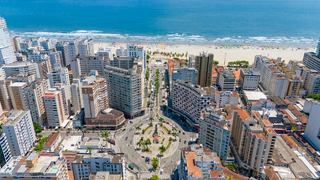 Luftaufnahme von Santos mit Praça da Independência, dem Gonzaga-Strand, Wolkenkratzern und der lebhaften Stadtlandschaft | MSC Cruises