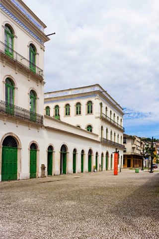 Straßenansicht mit bunten Gebäuden in Santos, Brasilien, die die lebendige Kultur Südamerikas zeigt | MSC Cruises
