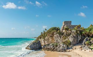 Une vue imprenable sur le site archéologique de Tulum perché sur une falaise rocheuse surplombant la mer turquoise | MSC Croisières