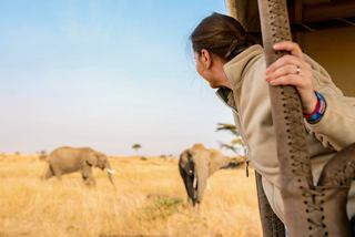 Una mujer observa a un elefante a lo lejos mientras disfruta del paisaje del Phezulu Safari Park en Durban | MSC Cruceros