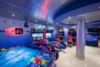 Une arcade de jeux vidéo dynamique conçue pour le plaisir en famille, avec une décoration colorée et des stations de jeu engageantes | MSC Cruises