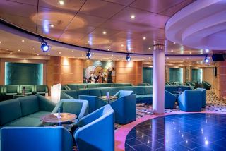Eine gemütliche Lounge mit modernem Design und Tanzfläche für unvergessliche Abende | MSC Cruises