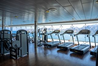 Modernes Fitnessstudio mit Panoramafenstern und Blick auf das Meer | MSC Cruises