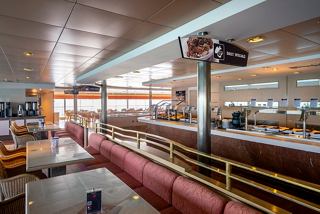 Ein geräumiger Speisesaal mit Sitzmöglichkeiten und Buffetoptionen auf der MSC Opera | MSC Cruises