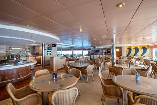 Ein geräumiger Essbereich mit Tischen und Stühlen, gestaltet für ein einladendes Buffet-Erlebnis | MSC Cruises