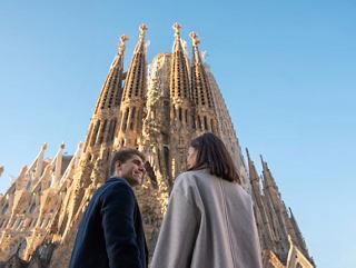 A couple stands together in front of the Sagrada Familia, Barcelona | MSC Cruises