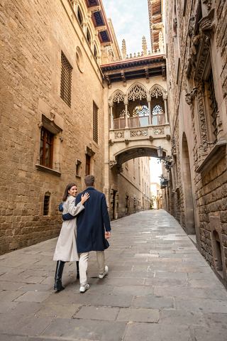 Ein Paar umarmt sich in einer charmanten Gasse des gotischen Viertels von Barcelona | MSC Cruises