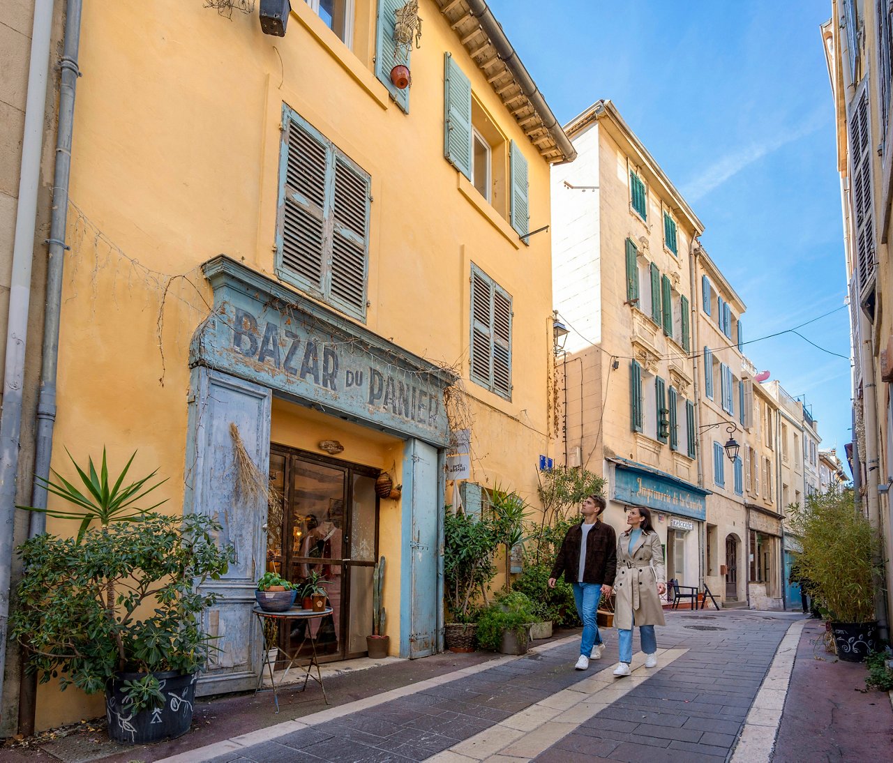 Calle con hermosos edificios y vegetación en Marsella, Francia | MSC Cruises